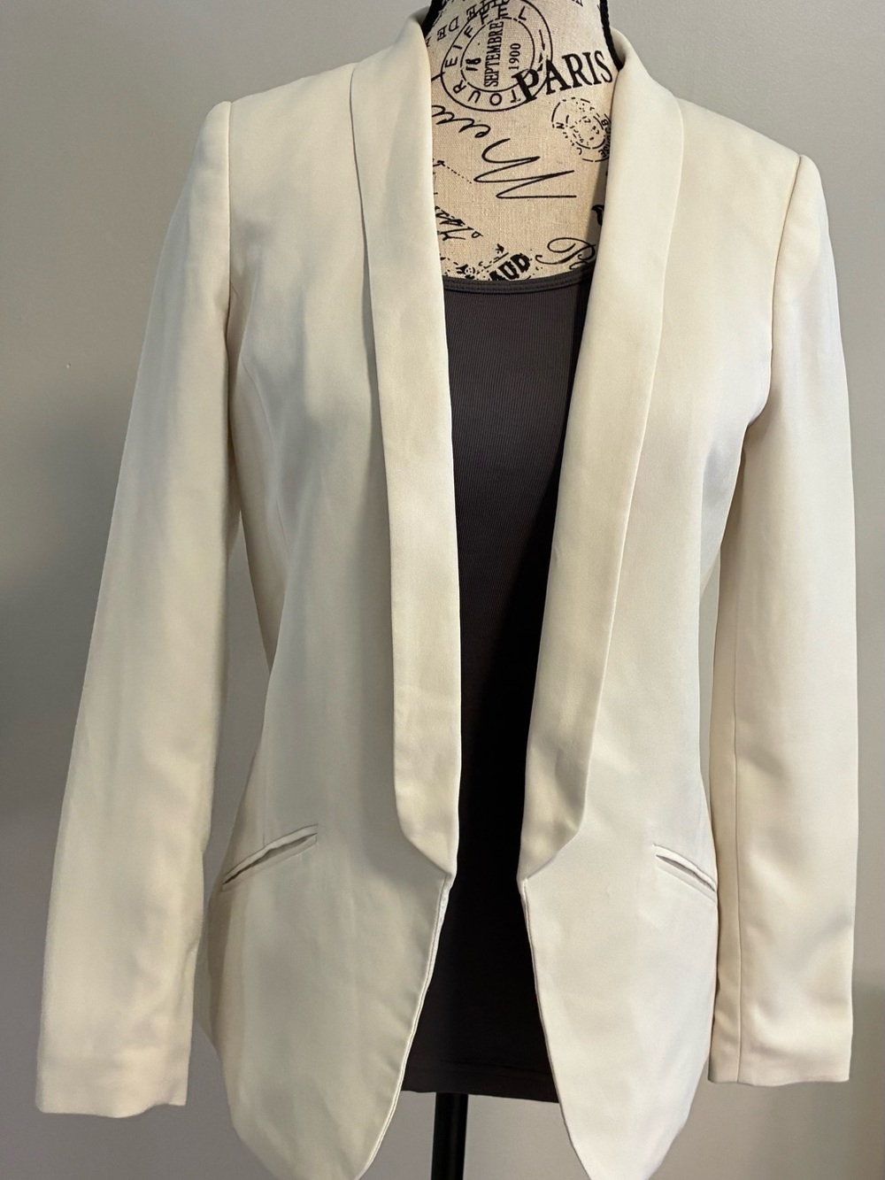 H&M Ivory blazer with a sleek and professional look. Size: 6